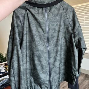 Athletic windbreaker